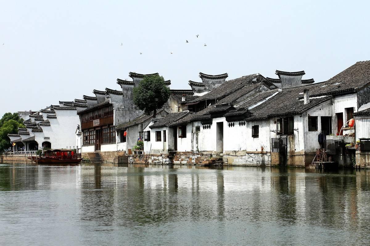 前照满床牙笏,后靠天柱一峰,内阁首揆严嵩之墓